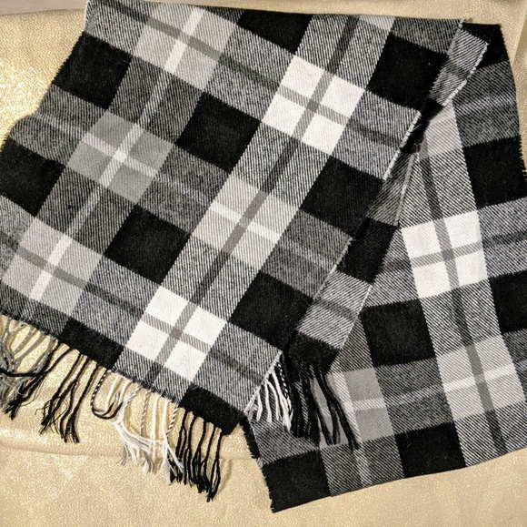 Old Navy Accessories - Old Navy ¦ Black and white plaid scarf